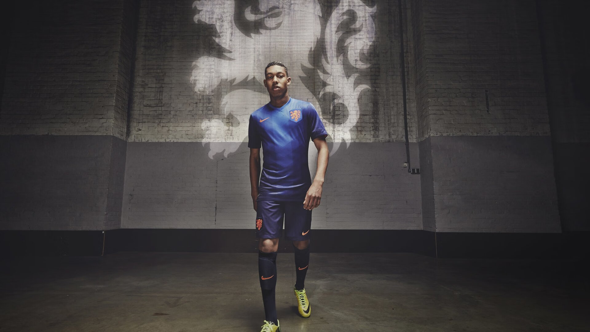 《电竞选手的日常：训练基地揭秘》，电竞选手训练营