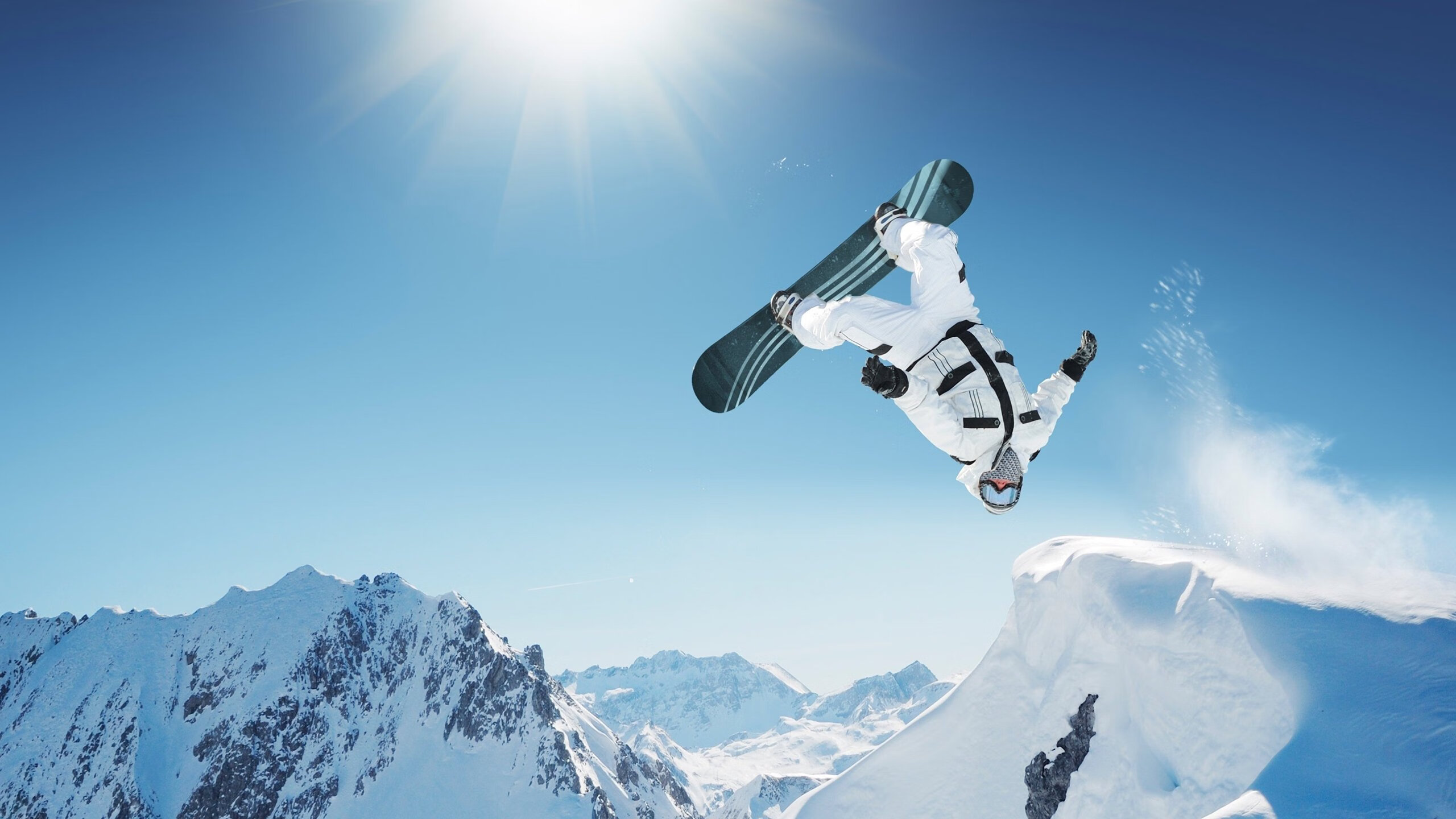 特色赛道：探秘火山、沙漠、城市奇观，火山景区